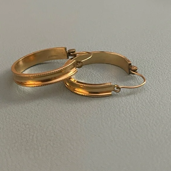 Elegant Gold VINTAGE Hoop Earrings - Picture 2 of 9